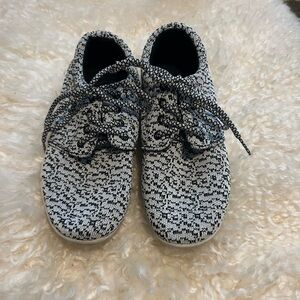 MIA Casual Heathered Gray White Lace-Up Stretch sneaker